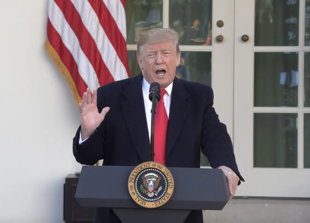 盛鹏配资 特朗普：征收100%关税，立即启动