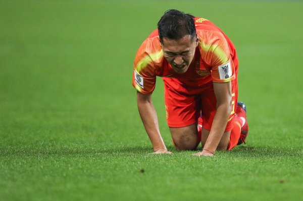 金鼎配资  央媒拉踩吴曦惹众怒！网友回怼：8年前他为国足拼断鼻骨看不到吗