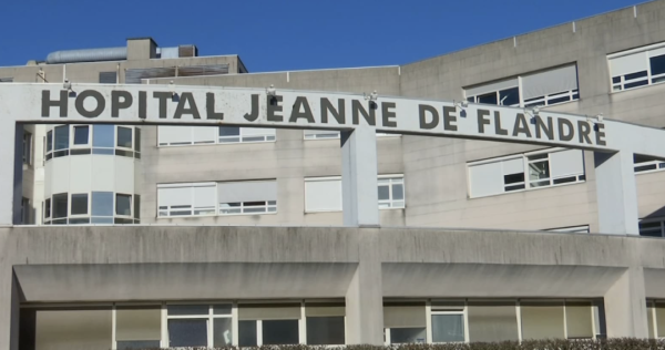 互盈在线 六岁男童将早产儿当洋娃娃，摆弄中婴儿坠地身亡，医院：我不负责！