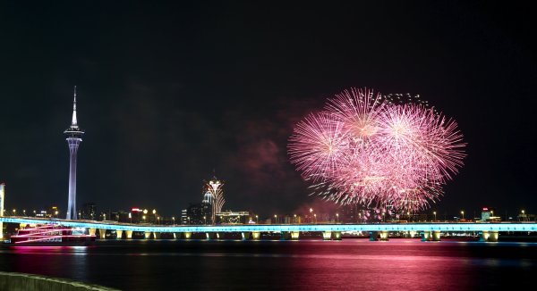 东方财富配资 金色焰火点亮夜空，澳门国际烟花汇演首夜惊艳亮相